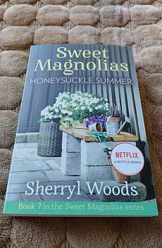 Книга Sweet Magnolias Honeysuckle Summer
