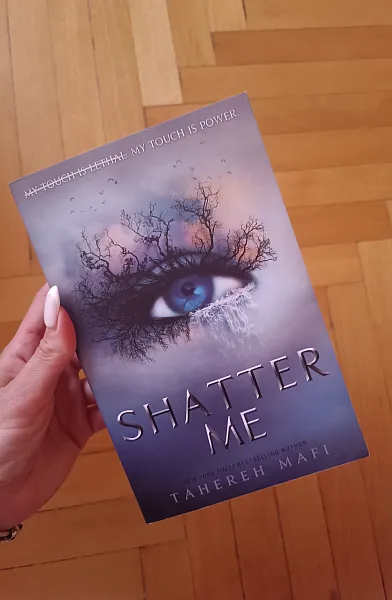 Книга Shatter me