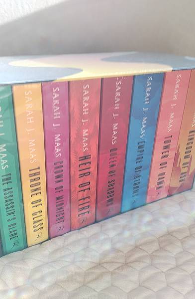 The throne of glass box