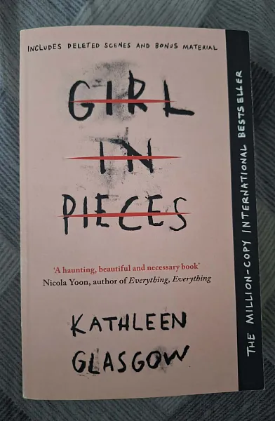 Книга Girl in pieces