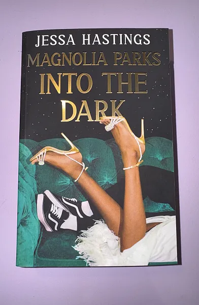 Книга Magnolia Parks Into the dark