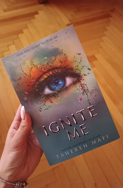 Книга Ignite me