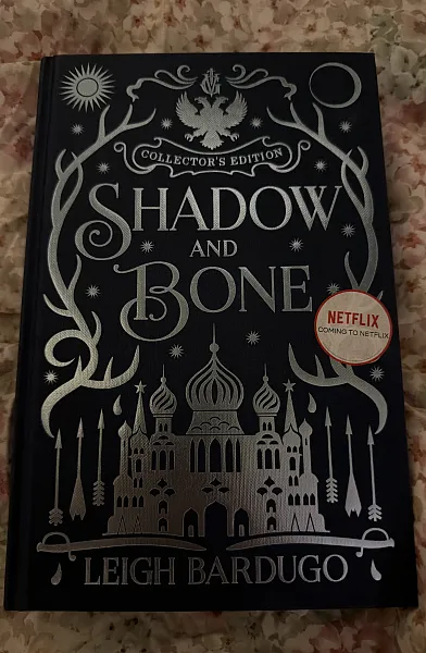 Книга Shadow and Bone (Collector’s Edition)